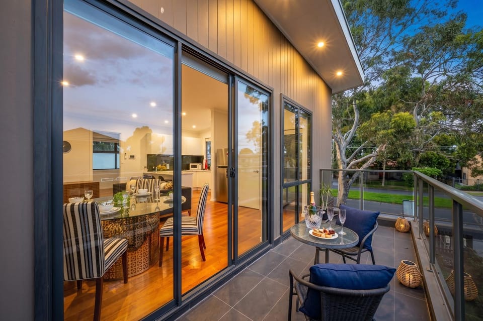 Modern 3BR Home Near Medway Golf Club, Highpoint & Melbourne CBD House in Melbourne