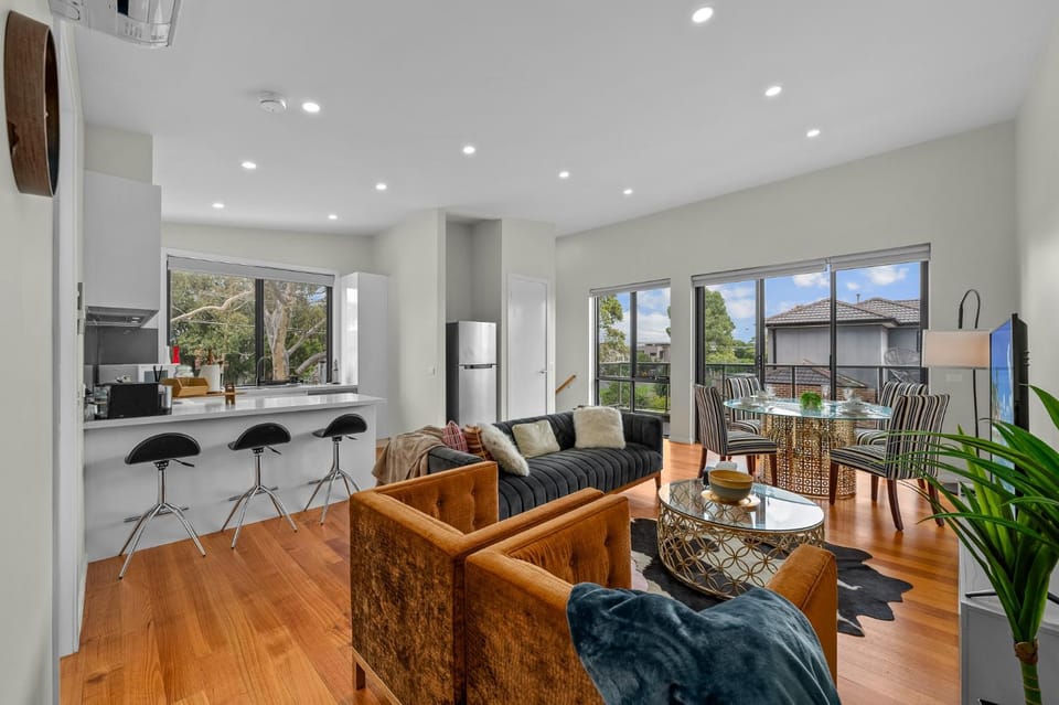 TV and multimedia, Kitchen or kitchenette, Living room, Seating area, Dining area