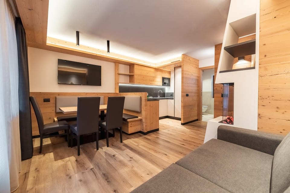 Kitchen or kitchenette, Living room, Seating area, Dining area, minibar, stove