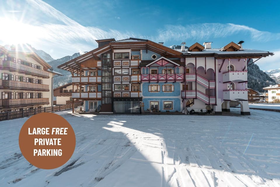 Property building, Day, Property logo or sign, Natural landscape, Winter, Mountain view, Street view, Certificate/Award