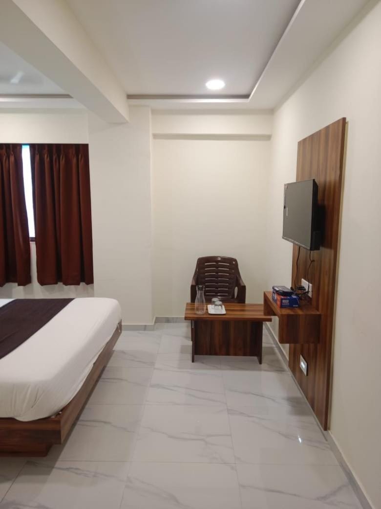 Bed, TV and multimedia, Photo of the whole room, Bedroom, hair dresser
