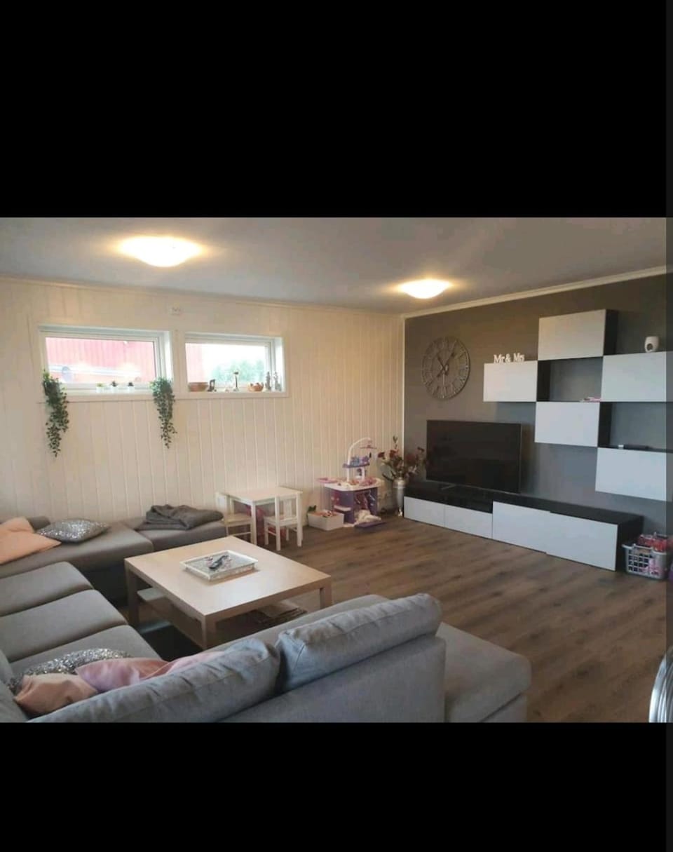 Living room, Seating area, Evening entertainment