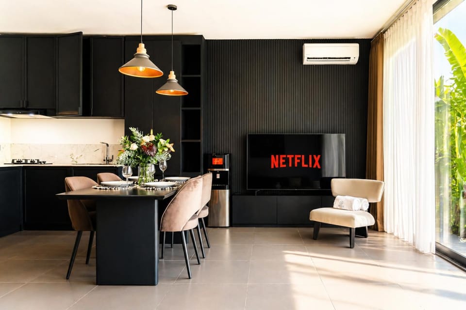Kitchen or kitchenette, Living room, Seating area, Dining area, minibar, pet friendly, air conditioner