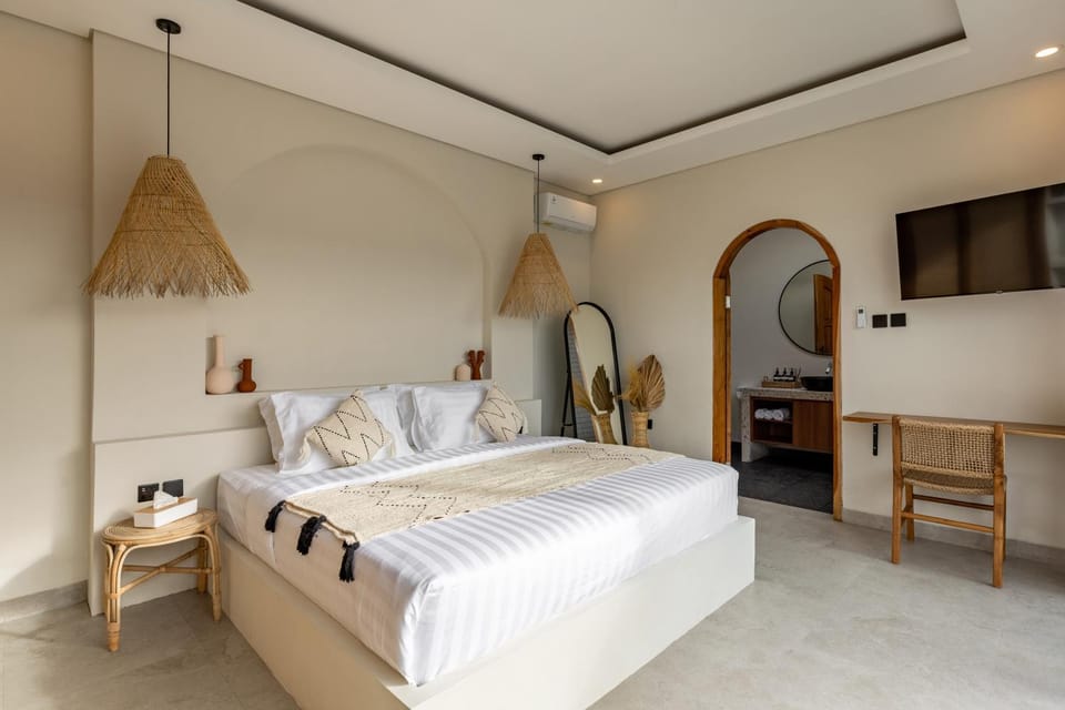 8 Min to Beach NEW Luxe Villa w/Cinema + Pool Villa in North Kuta