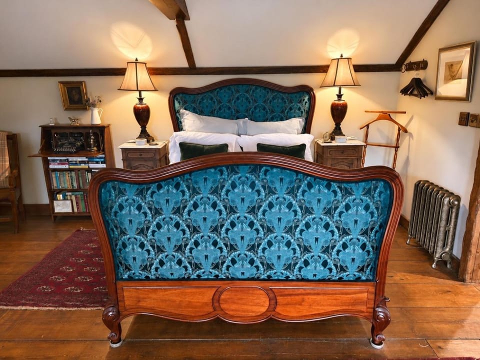 Gablebach - a Cottage for couples Outdoor Bath House, dog friendly House in Wales