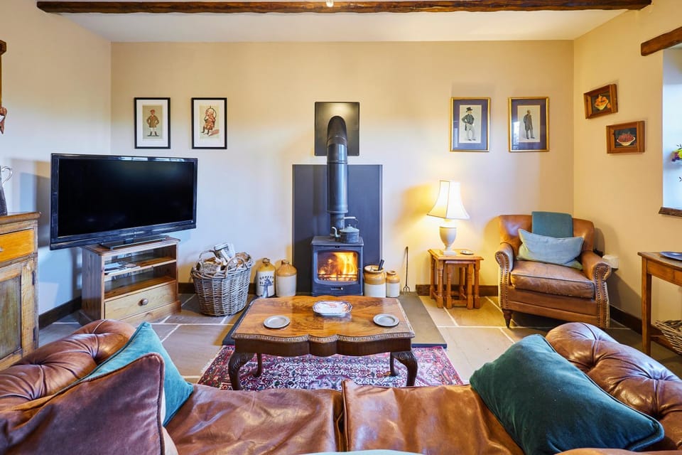 TV and multimedia, Living room, Seating area, Evening entertainment, fireplace