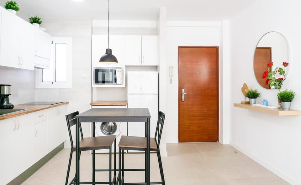 Kitchen or kitchenette, Dining area, minibar, stove