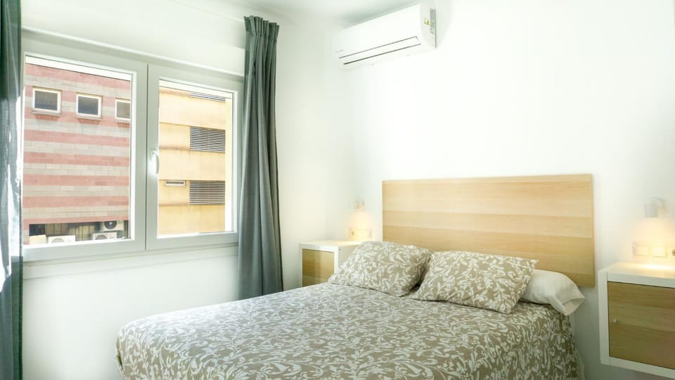 Bed, Photo of the whole room, Bedroom, air conditioner