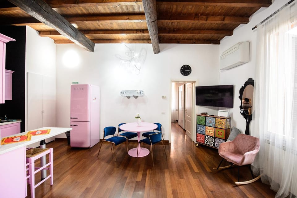 Communal lounge/ TV room, TV and multimedia, Kitchen or kitchenette, Living room, Seating area, Dining area, Evening entertainment, minibar, oven, air conditioner