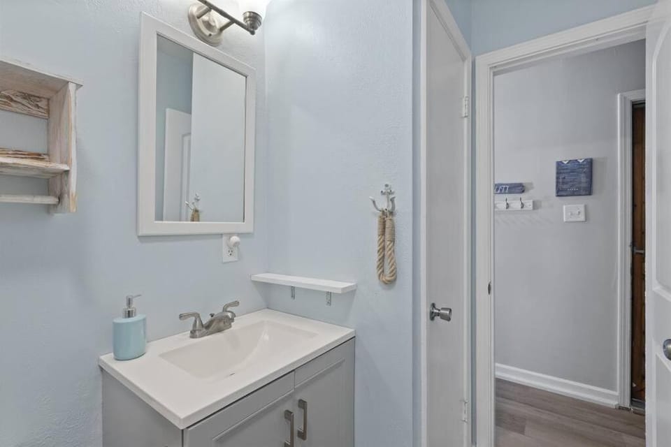 Beachfront Views! Sacred Sand II in NTB Apartment in North Topsail Beach