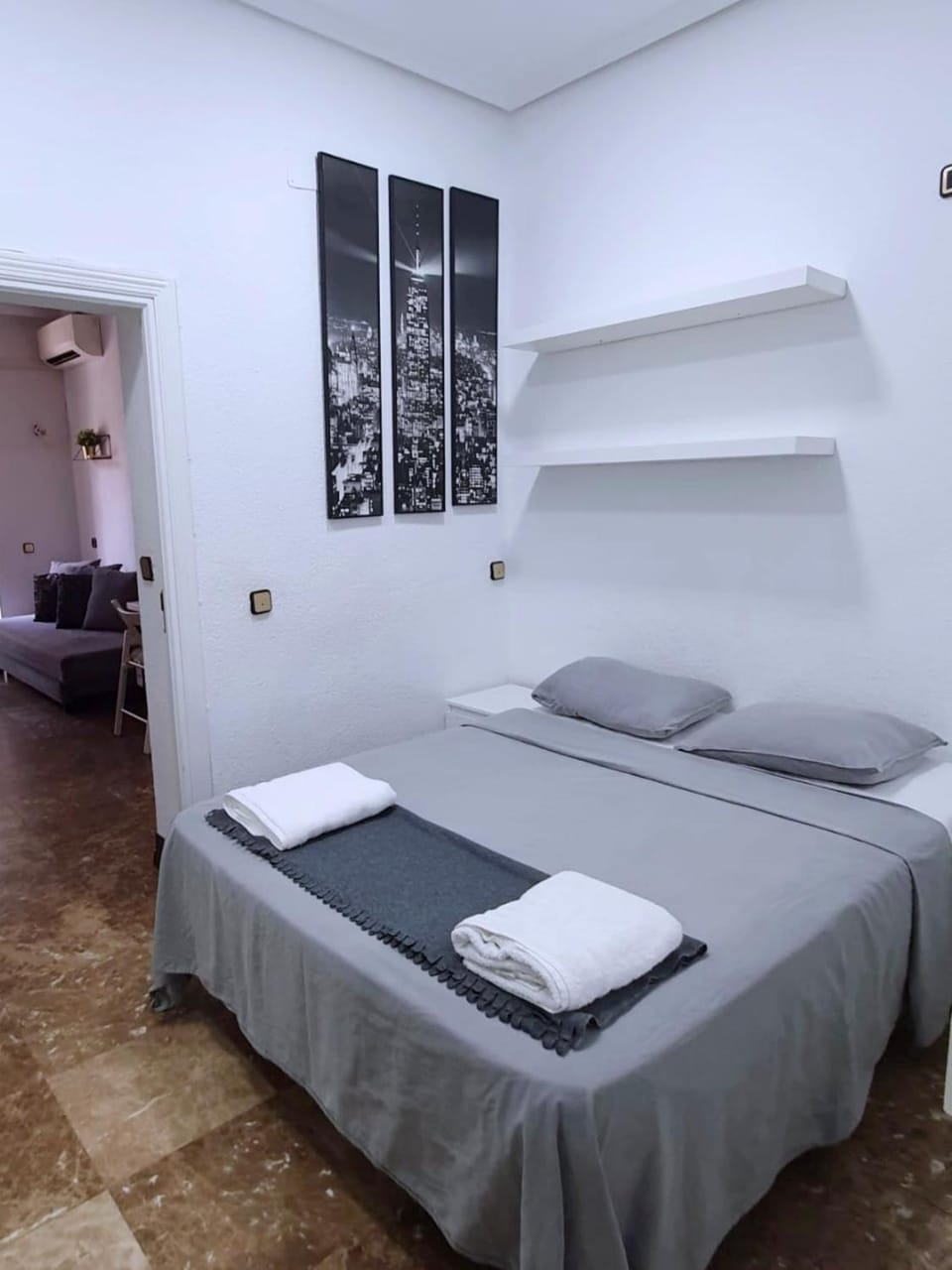 Bed, Bedroom, towels