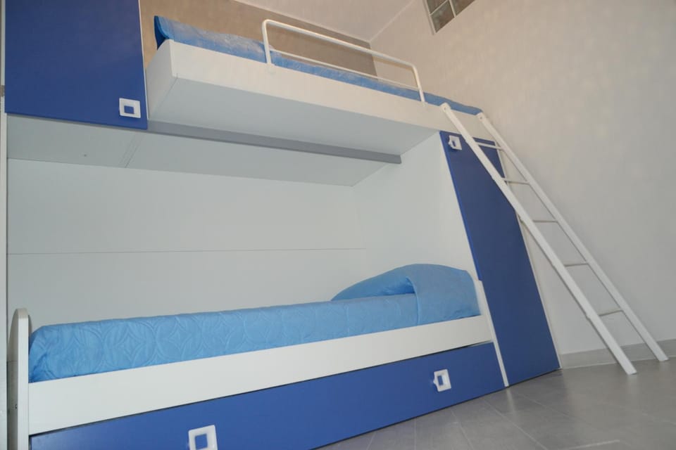 Bedroom, bunk bed