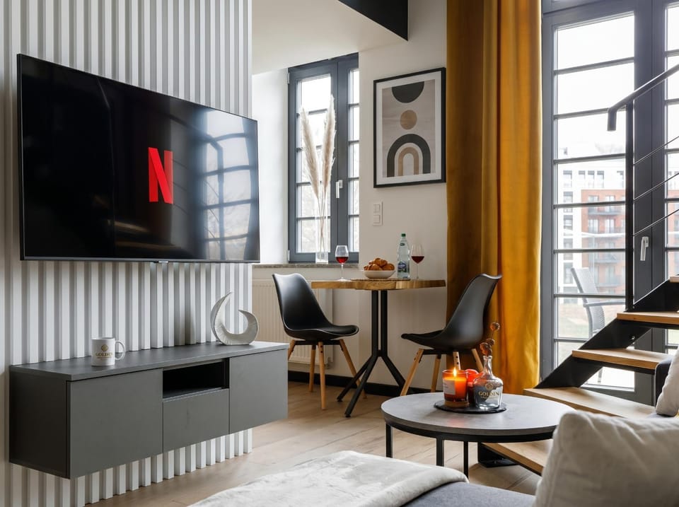 Communal lounge/ TV room, TV and multimedia, Living room, Seating area, Dining area, Evening entertainment