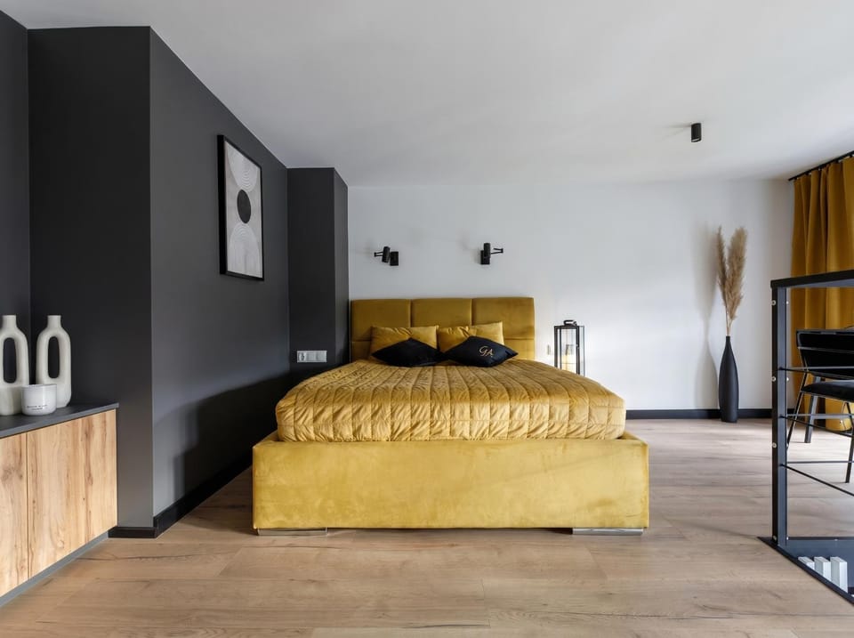 Bed, Living room, Photo of the whole room, Seating area, Bedroom