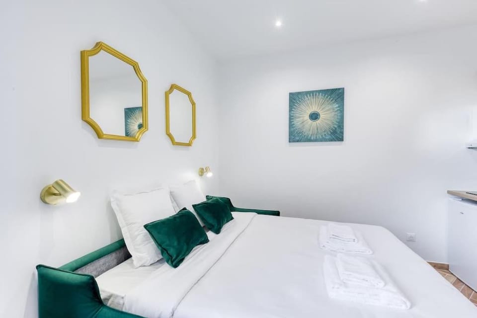 Bed, Photo of the whole room, Decorative detail