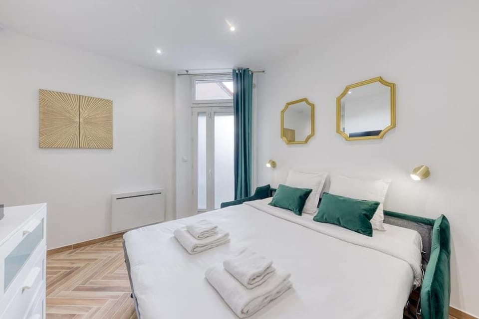 Bed, Photo of the whole room, towels
