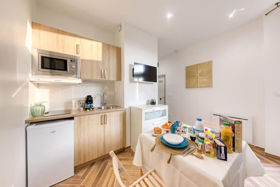 TV and multimedia, Coffee/tea facilities, minibar, stove