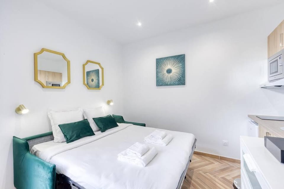 Bed, Photo of the whole room, towels