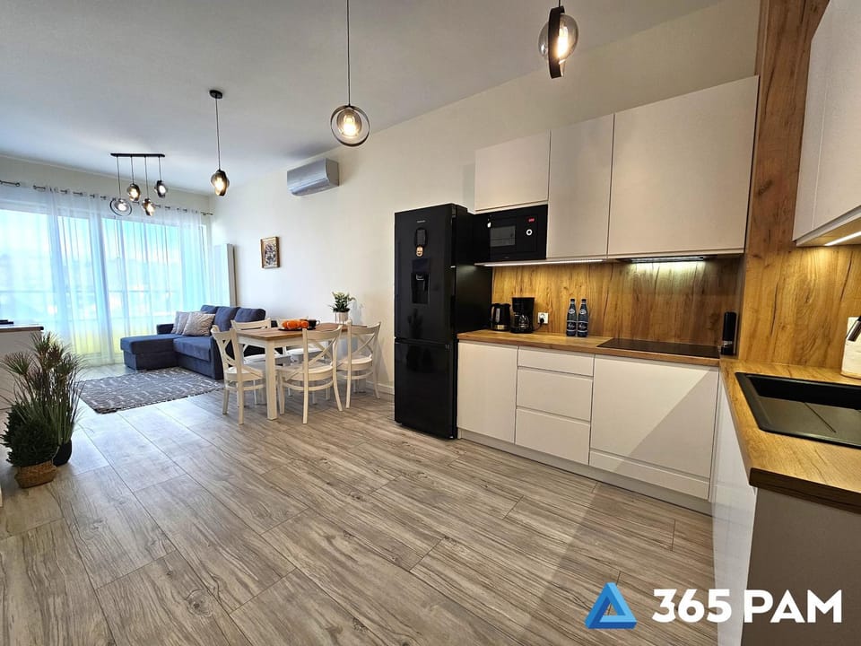 Kitchen or kitchenette, Dining area, stove
