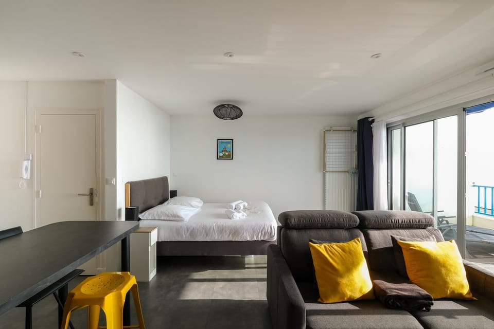 Bed, Living room, Photo of the whole room, Seating area, Bedroom