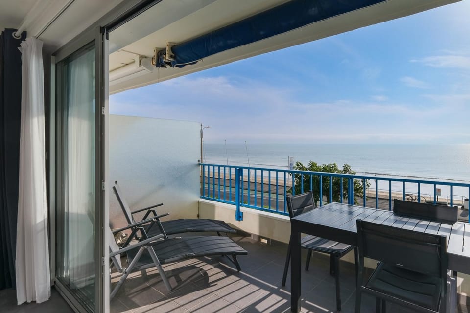Patio, Day, Natural landscape, View (from property/room), Balcony/Terrace, Dining area, Sea view