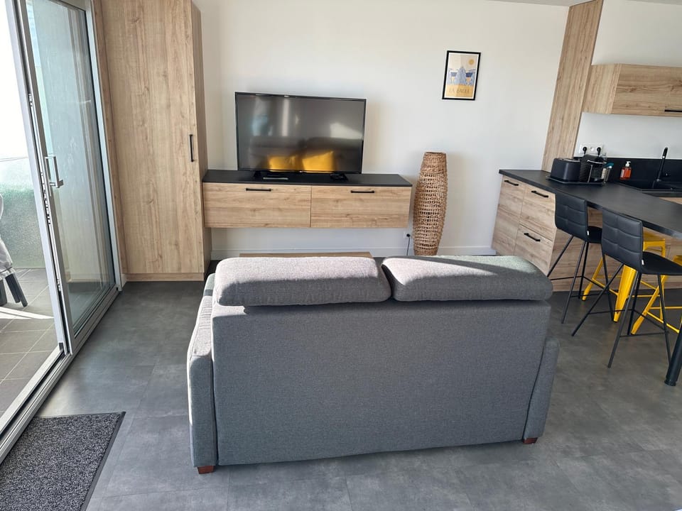 TV and multimedia, Kitchen or kitchenette, Living room, Seating area, Dining area