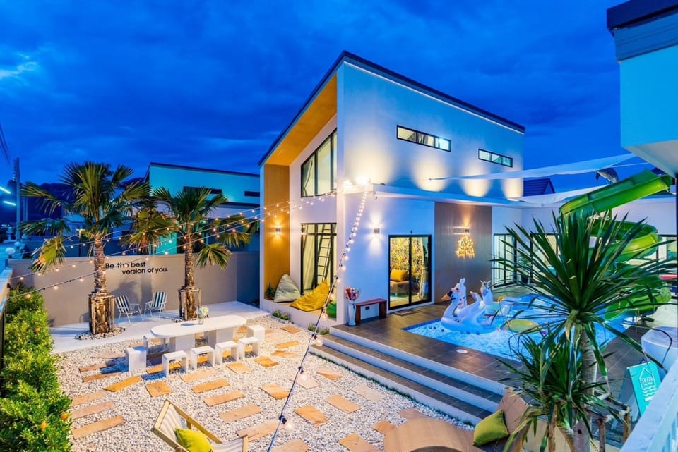 Property building, Facade/entrance, Night