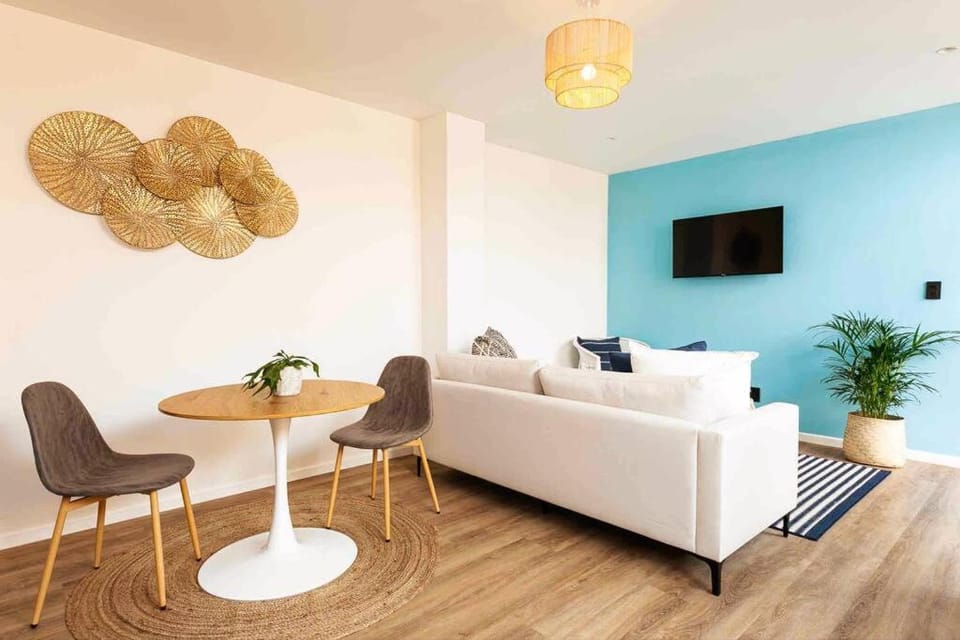 Communal lounge/ TV room, TV and multimedia, Living room, Seating area, Evening entertainment