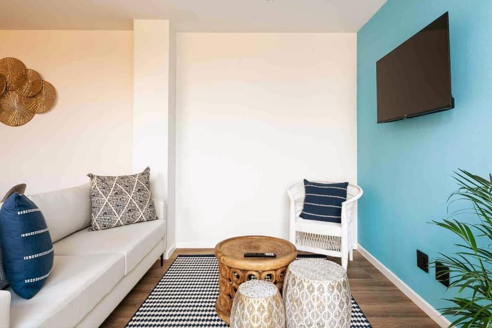 Communal lounge/ TV room, TV and multimedia, Living room, Seating area, Evening entertainment