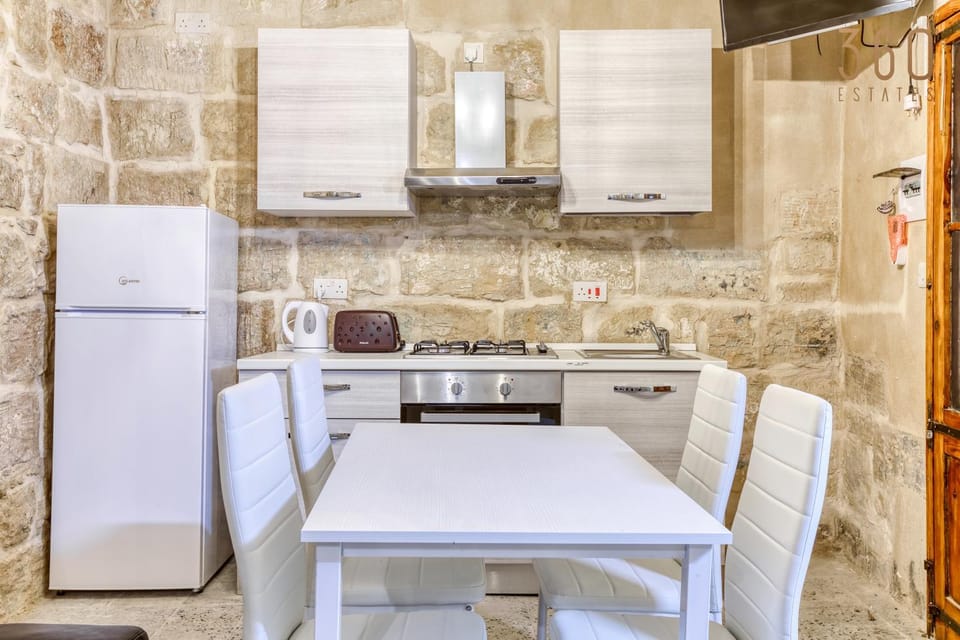 Kitchen or kitchenette, Dining area, minibar, oven, pet friendly, stove