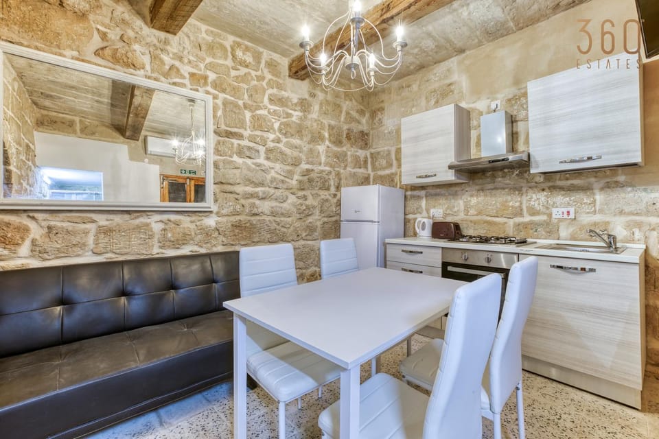 Kitchen or kitchenette, Living room, Seating area, Dining area, minibar, oven, pet friendly, stove