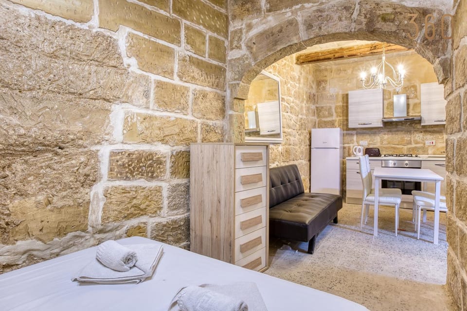 Bed, Kitchen or kitchenette, Photo of the whole room, Dining area, Bedroom, minibar, towels