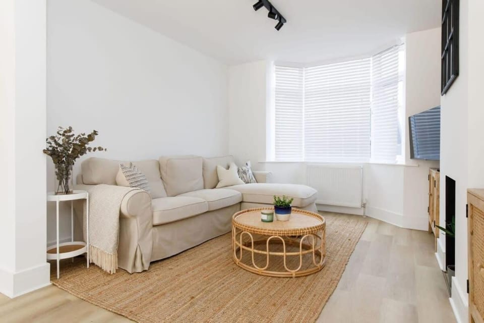 Stylish 2 Bed City Stay House in Chichester