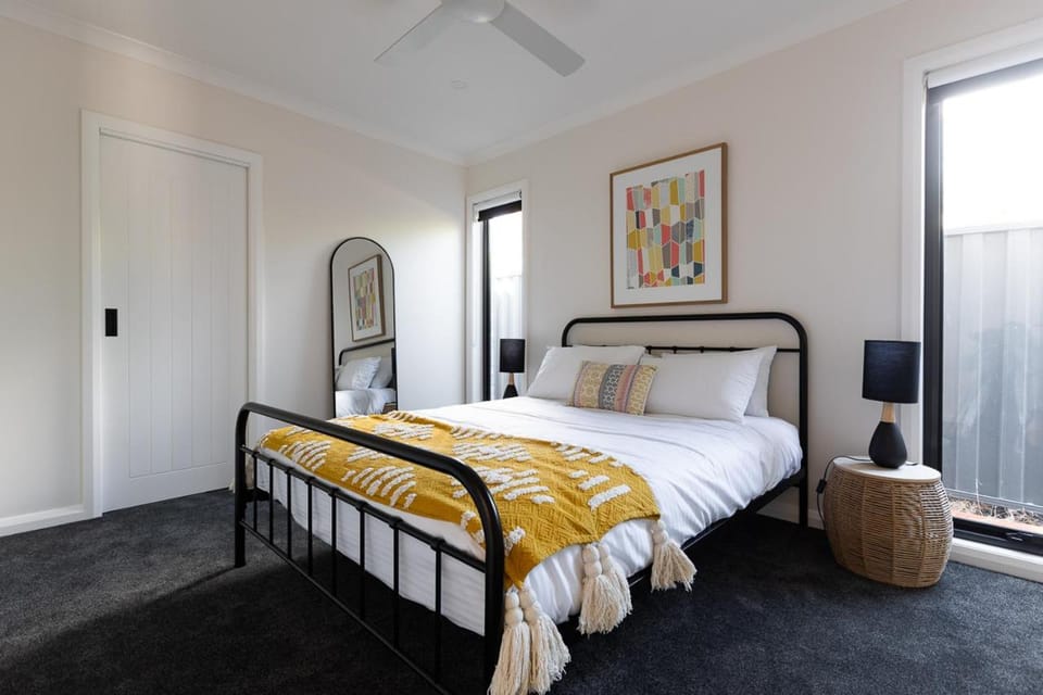 Bed, Photo of the whole room, Bedroom, fireplace, wardrobe