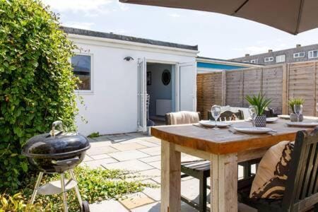 Charming Bolthole 400m to Beach House in Chichester District