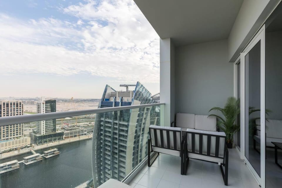 Business Bay Gem1 bd apt with Scenic Canal Views Apartment in Dubai