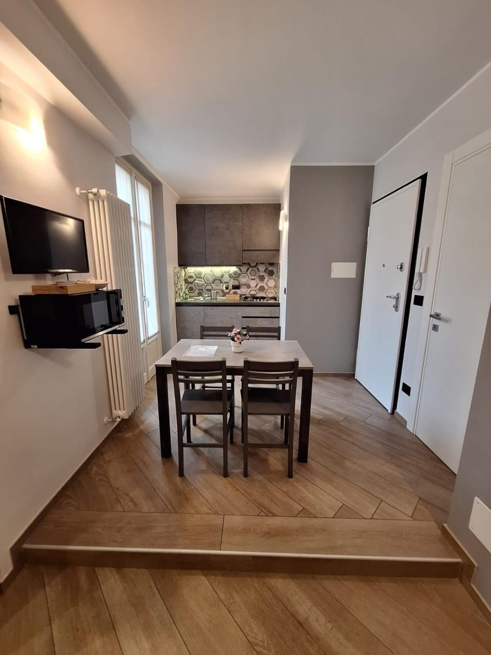 Kitchen or kitchenette, Dining area