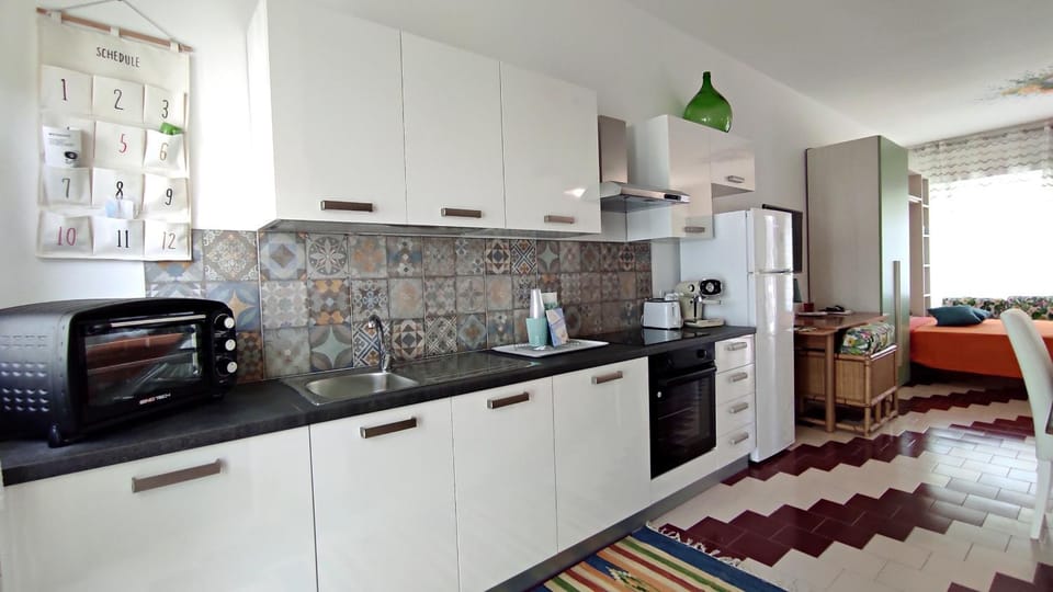Kitchen or kitchenette, Dining area, stove