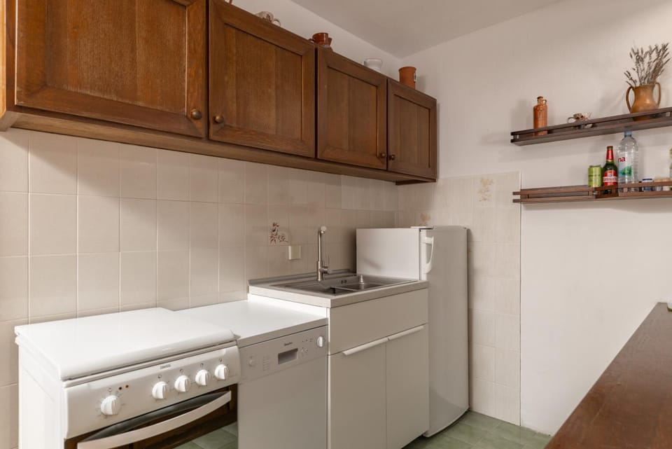 Kitchen or kitchenette, oven