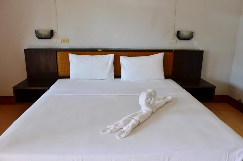 Bed, Bedroom, towels