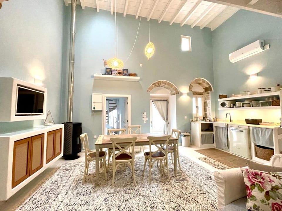 TV and multimedia, Kitchen or kitchenette, Living room, Seating area, Dining area, minibar, air conditioner