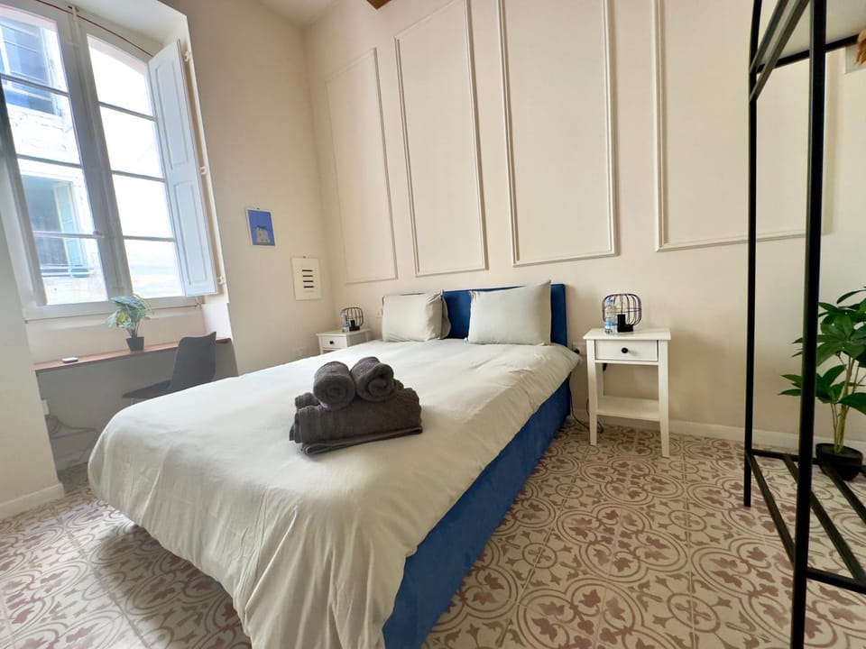 Bedroom, towels