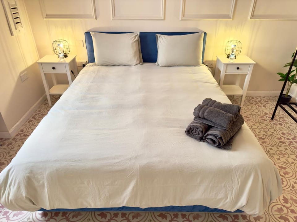 Bed, towels