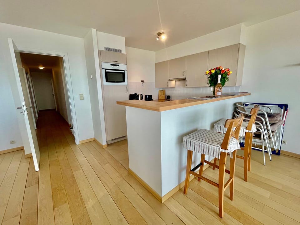 Kitchen or kitchenette, Dining area, minibar, oven, stove