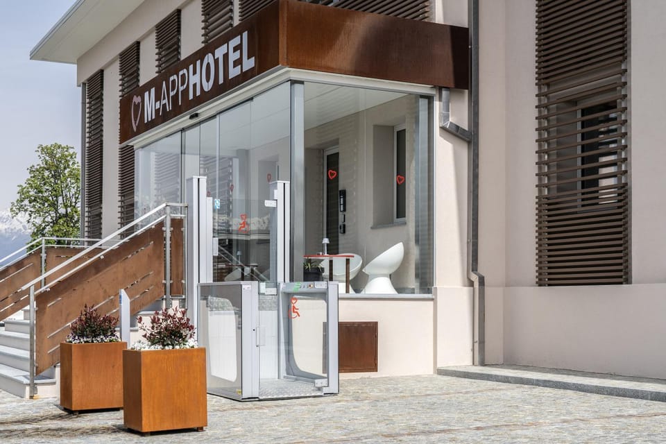 Facade/entrance, acessibility