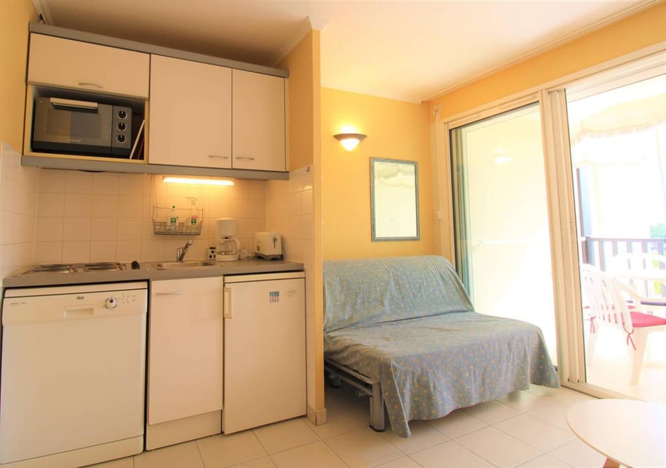 Kitchen or kitchenette, oven, stove