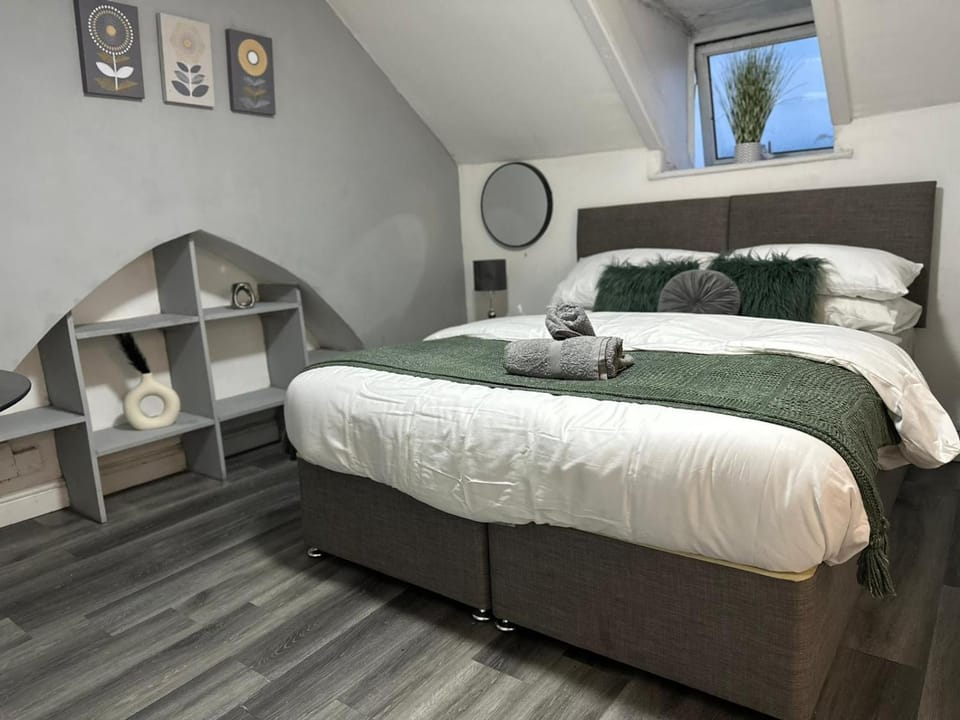 Bed, Bedroom, towels