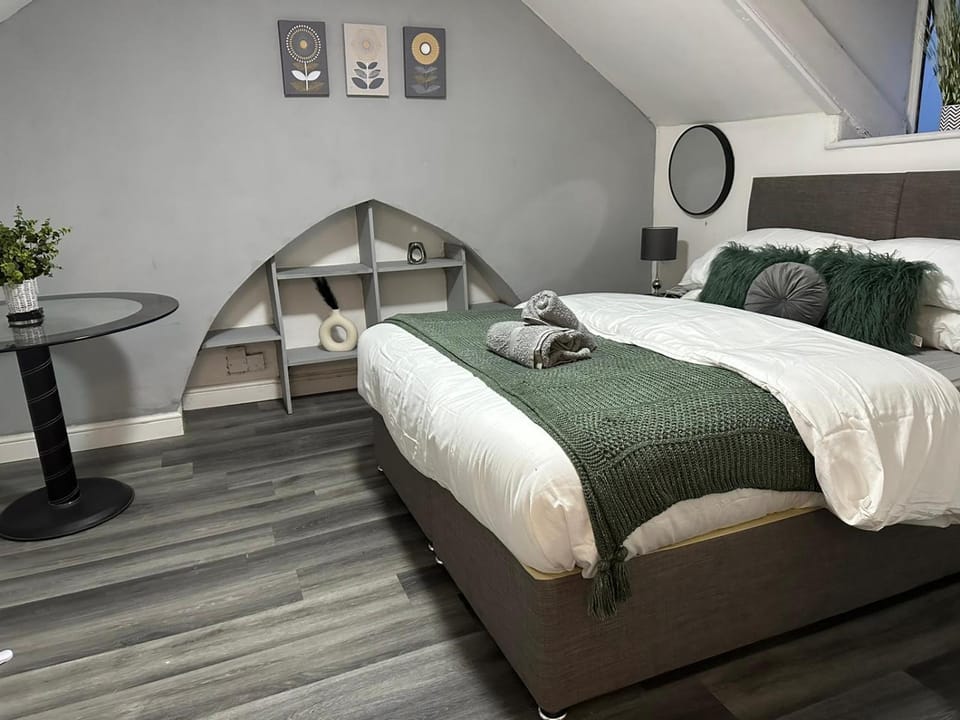 Bed, Photo of the whole room, Bedroom, towels
