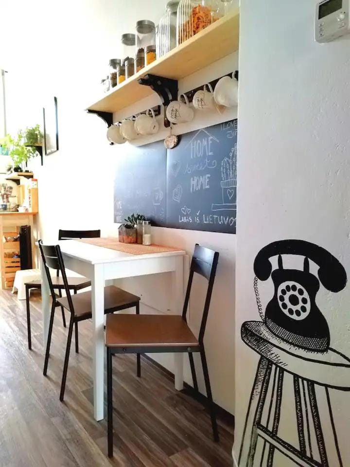 Kitchen or kitchenette, Dining area