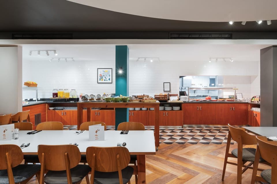 Restaurant/places to eat, Lounge or bar, Food and drinks, Banquet/Function facilities, Dining area, Food, Breakfast, Continental breakfast, Buffet breakfast, English/Irish breakfast, Lunch, Dinner, Drinks, Alcoholic drinks, Non alcoholic drinks